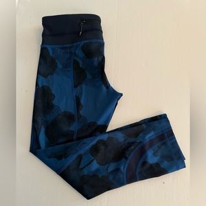 Lululemon Size 4 Blue and Black Legging
